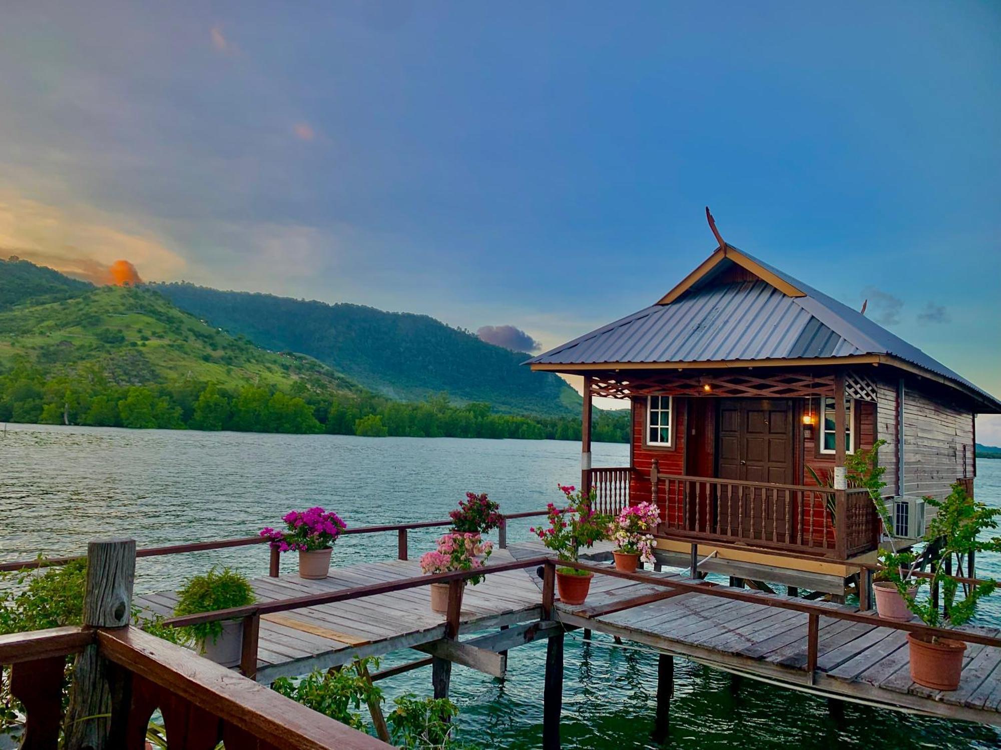 Parapat Water Village Resort センポルナ エクステリア 写真