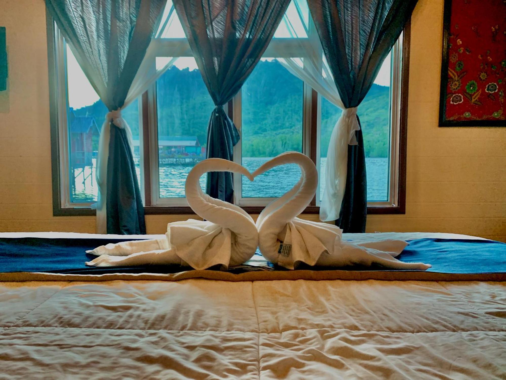 Parapat Water Village Resort センポルナ エクステリア 写真