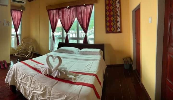 Parapat Water Village Resort センポルナ エクステリア 写真